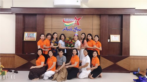 Công đoàn nhà trường cùng các chị em trong nhà trường chúc mừng sinh nhật đồng chí hà Thị Thanh Bình.